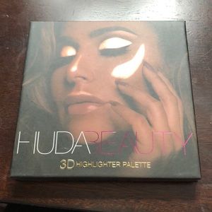 Huda Beauty 3D highlighter Palette